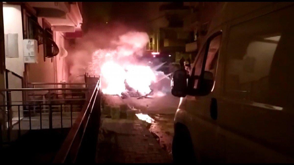 Sultangazi'de park halindeki otomobil yanarak küle döndü