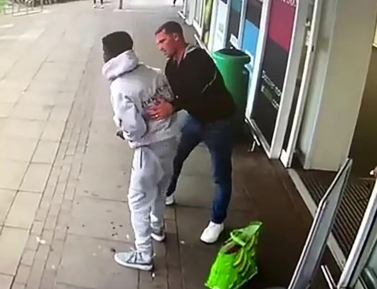 İngiltere'de güvenlik görevlisi, siyahi adamı tek yumrukla bayılttı