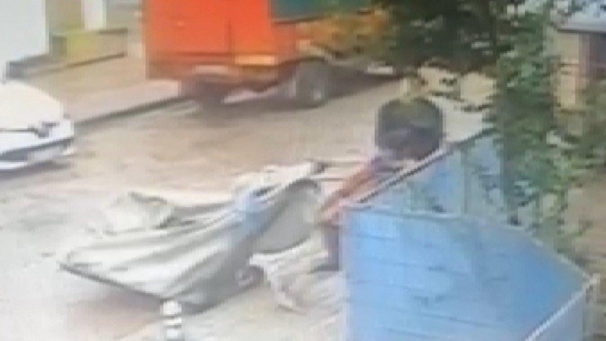 Güngören'de hurdacıyı döven adam kamerada