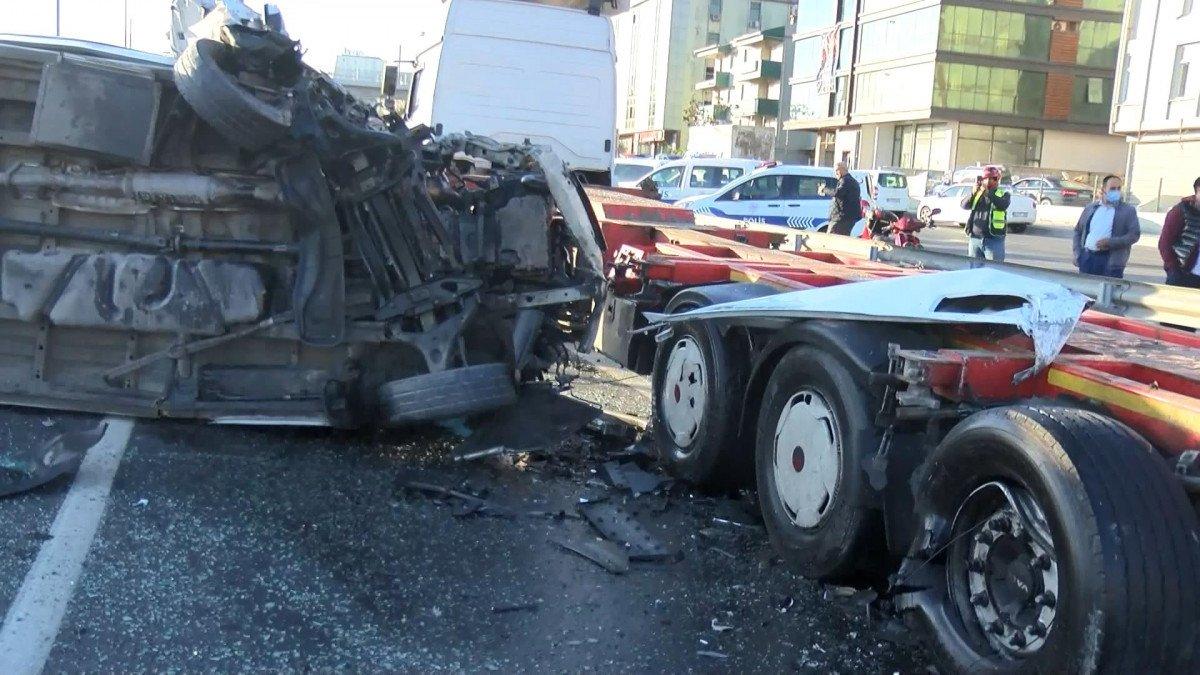 Beylikdüzü'nde işçi servisi kaza yaptı: Yaralılar var