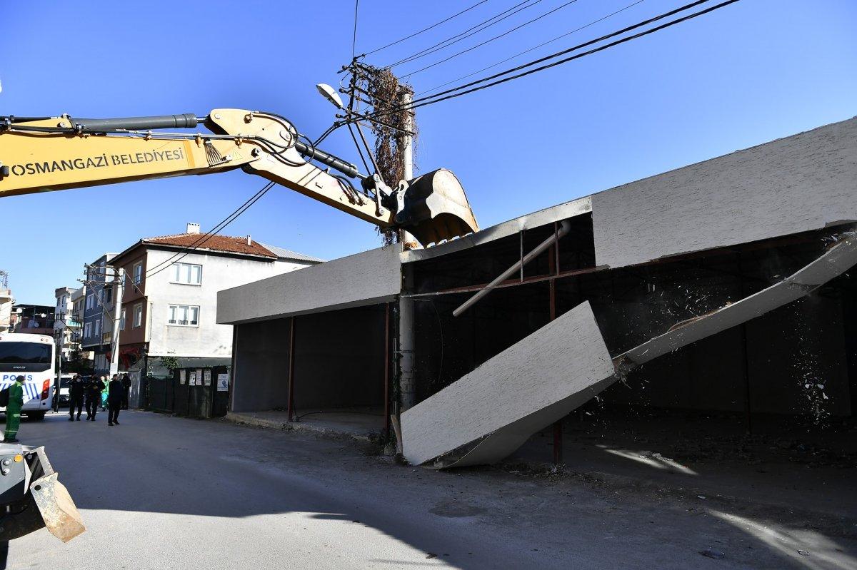 Bursa’da, elektrik direkli kaçak iş yeri yıkıldı