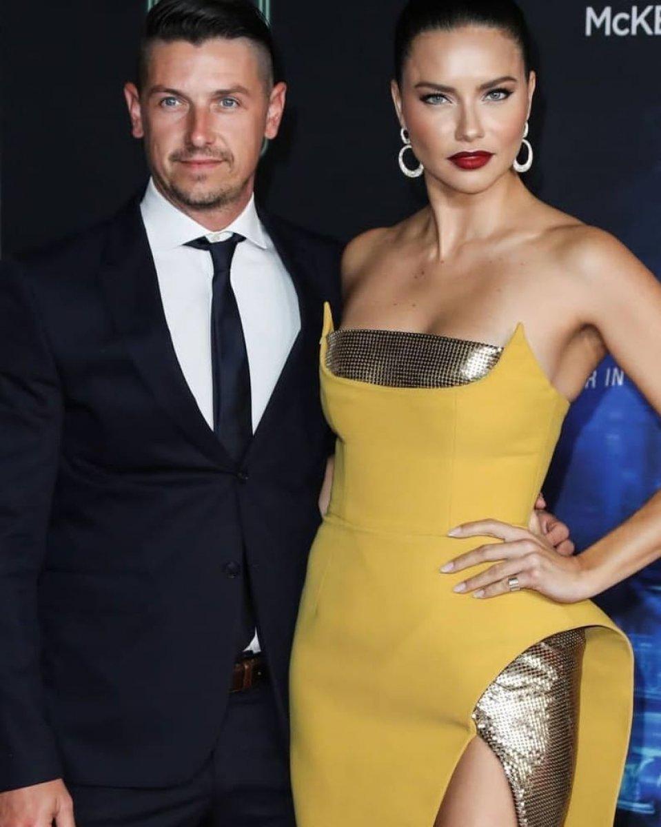 Adriana Lima yeni aşkıyla film galasında boy gösterdi