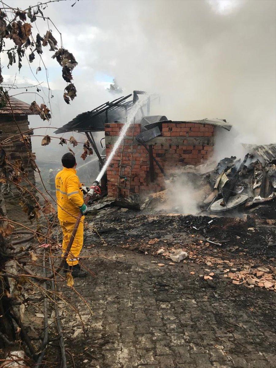 Çorum'da iki ev alevlere teslim oldu