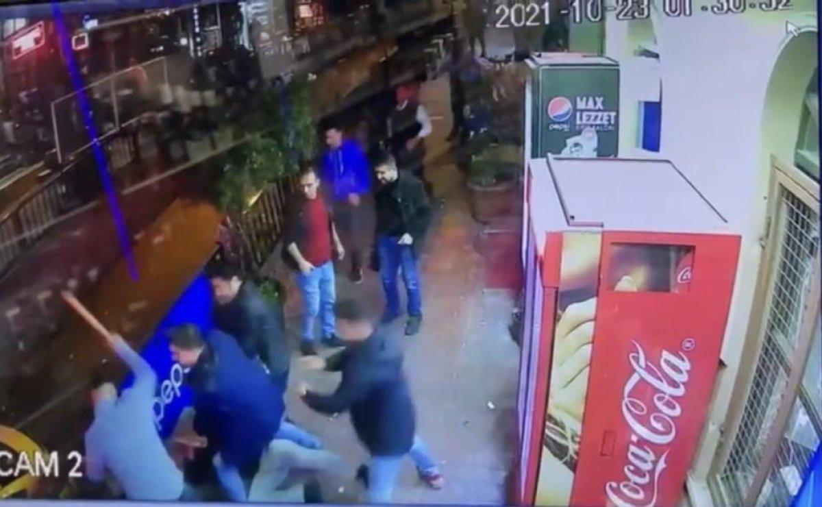 Beyoğlu'nda güven timleri, yakaladığı şüpheliyi linçten kurtardı