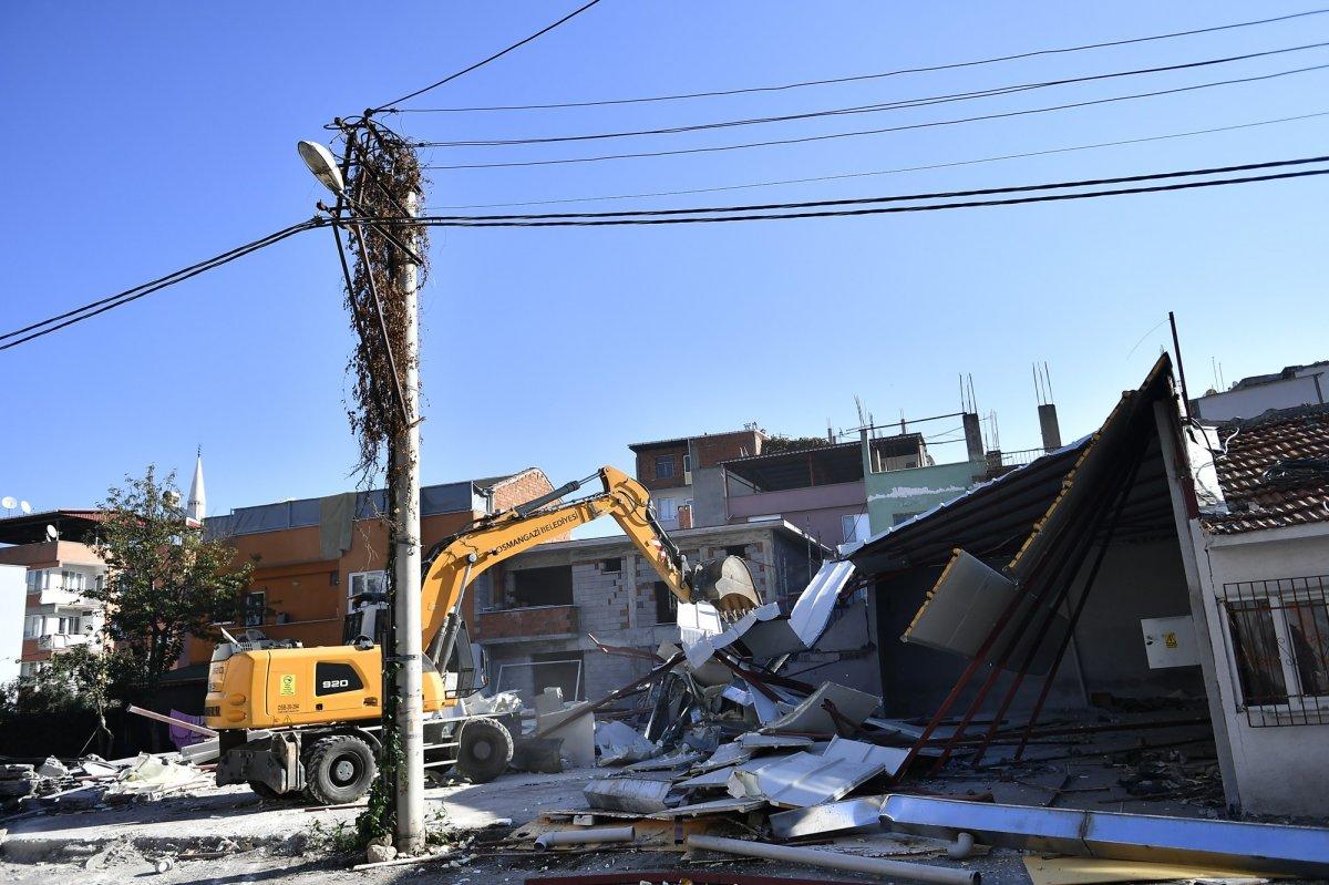 Bursa’da, elektrik direkli kaçak iş yeri yıkıldı