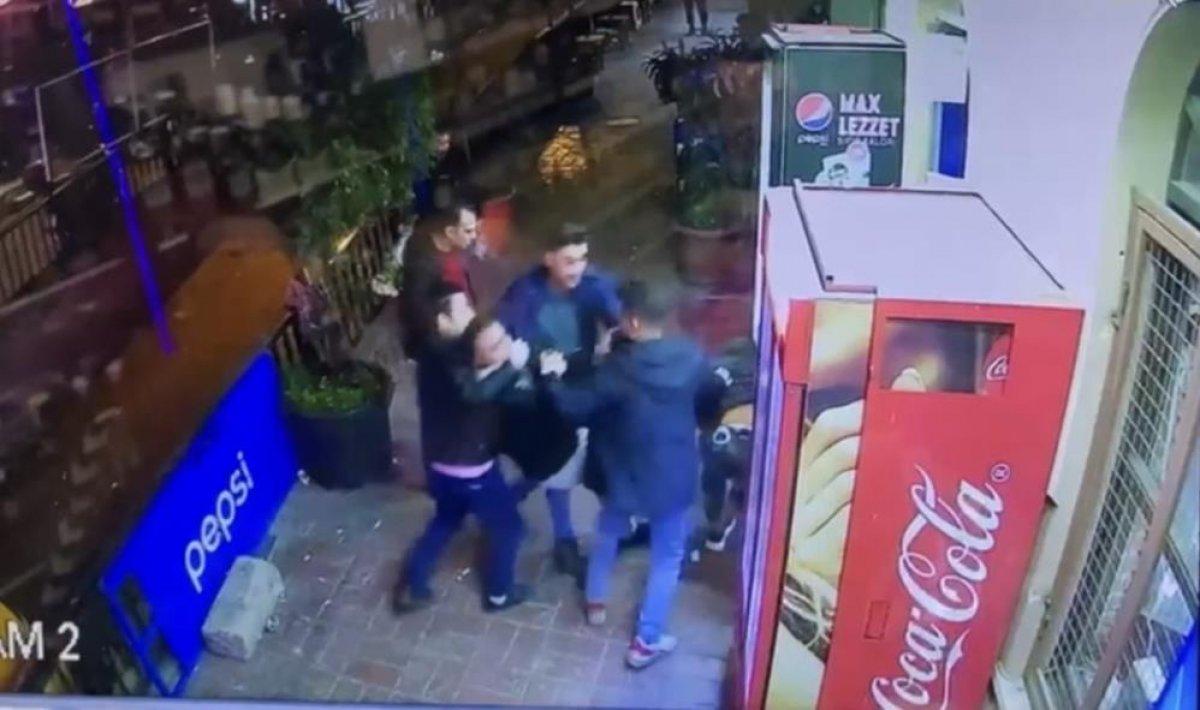 Beyoğlu'nda güven timleri, yakaladığı şüpheliyi linçten kurtardı