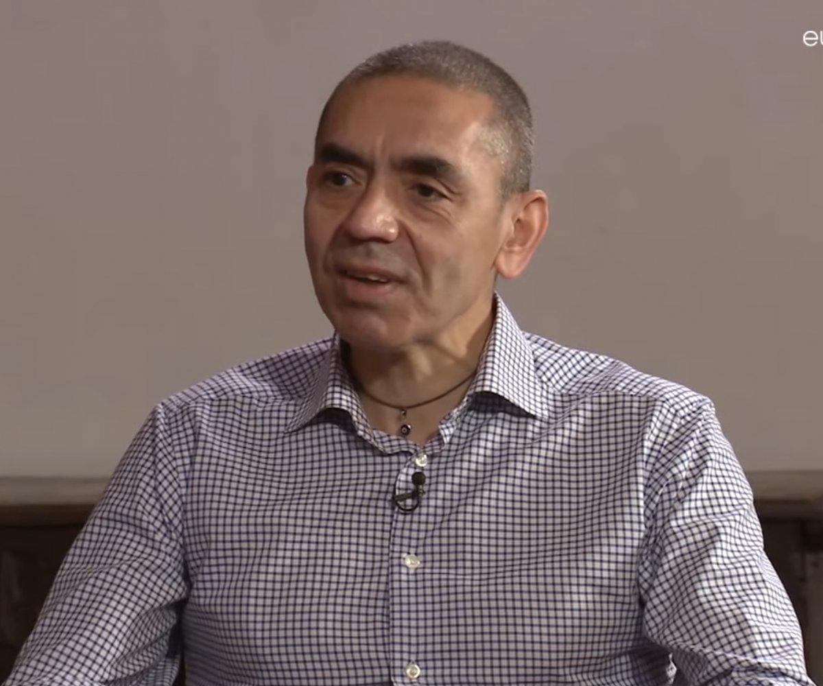 Uğur Şahin'in 'nazar boncuklu' kolyesi