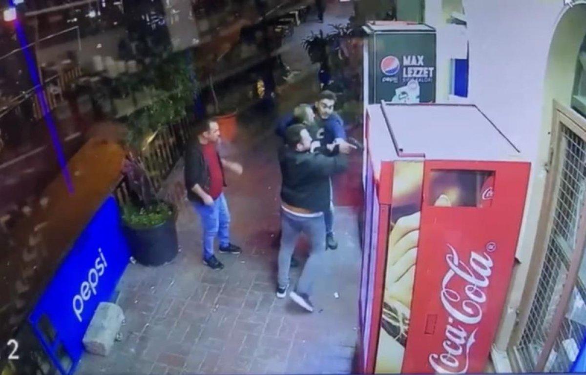 Beyoğlu'nda güven timleri, yakaladığı şüpheliyi linçten kurtardı