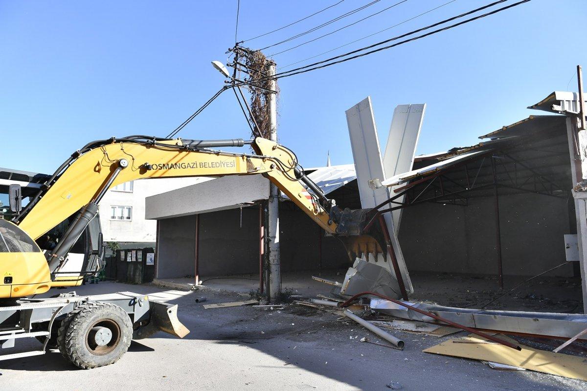 Bursa’da, elektrik direkli kaçak iş yeri yıkıldı