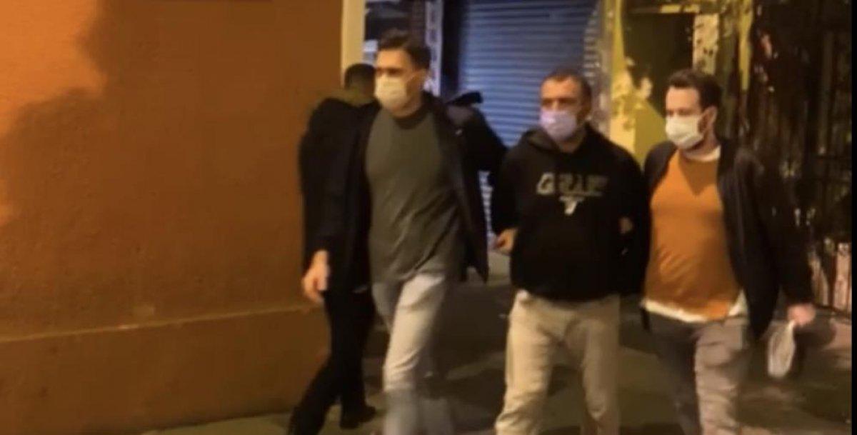 Beyoğlu'nda güven timleri, yakaladığı şüpheliyi linçten kurtardı