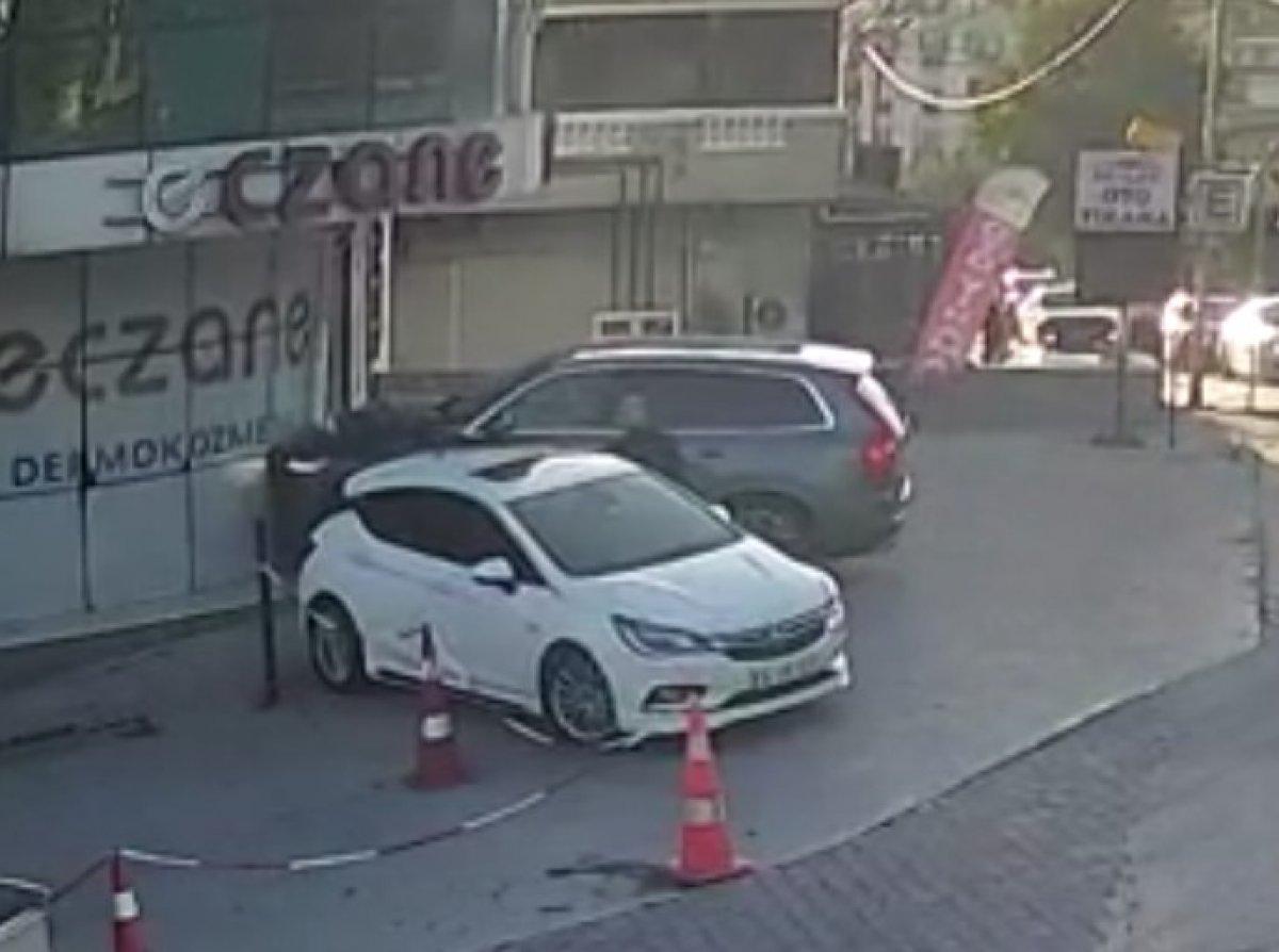 Arnavutköy'de fren yerine gaza bastı, eczanenin duvarına çarptı