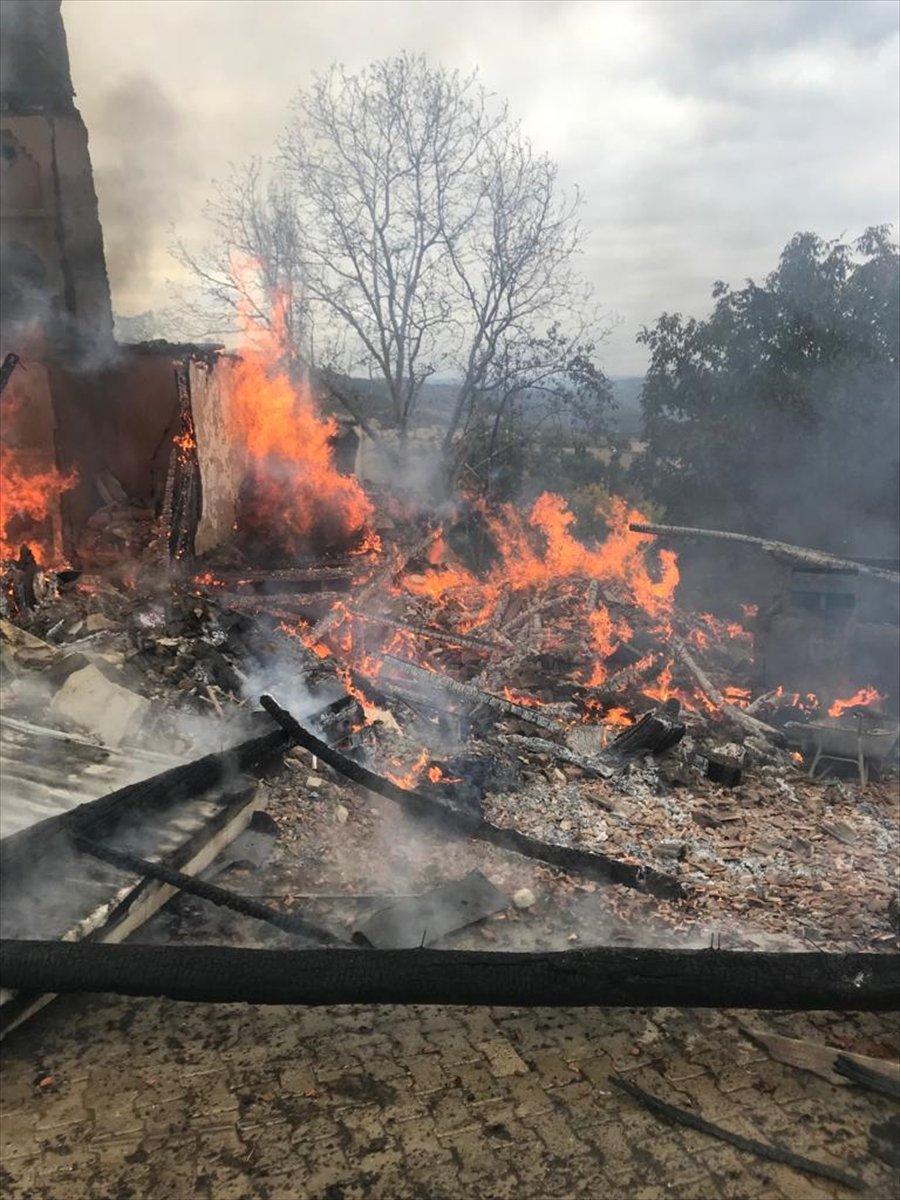 Çorum'da iki ev alevlere teslim oldu
