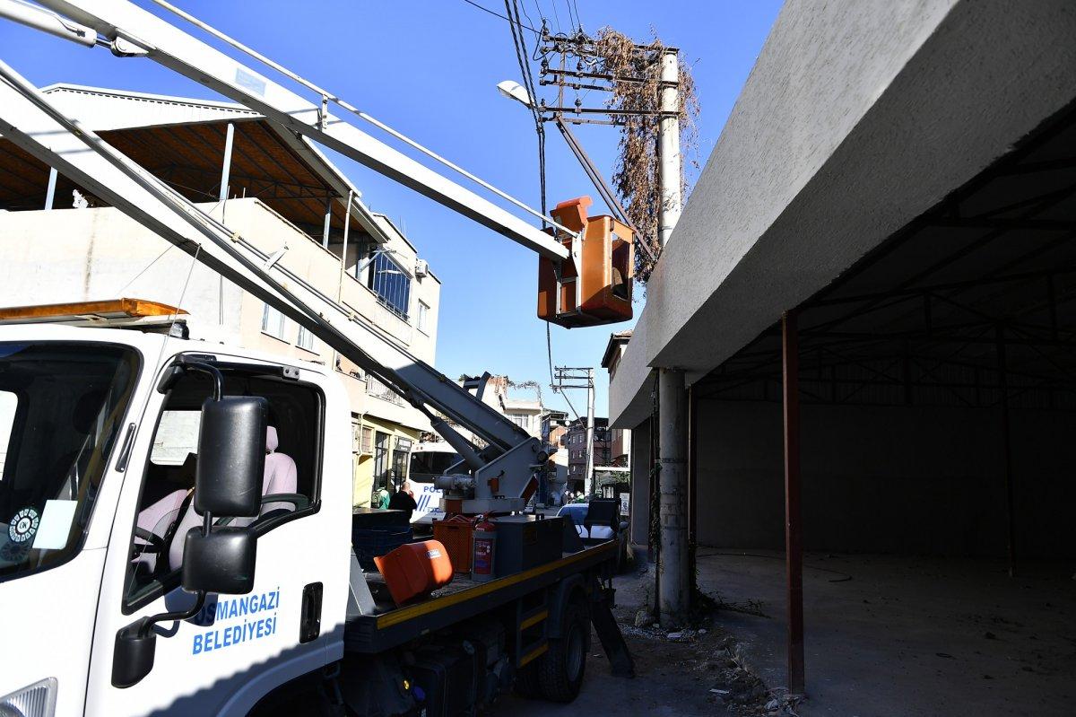 Bursa’da, elektrik direkli kaçak iş yeri yıkıldı