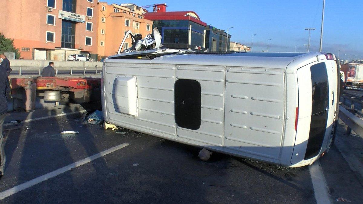 Beylikdüzü'nde işçi servisi kaza yaptı: Yaralılar var