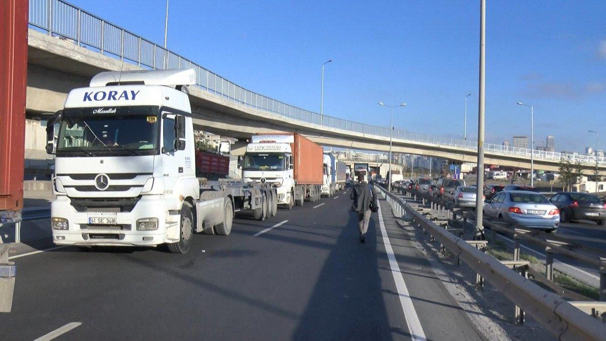 Beylikdüzü'nde işçi servisi kaza yaptı: Yaralılar var