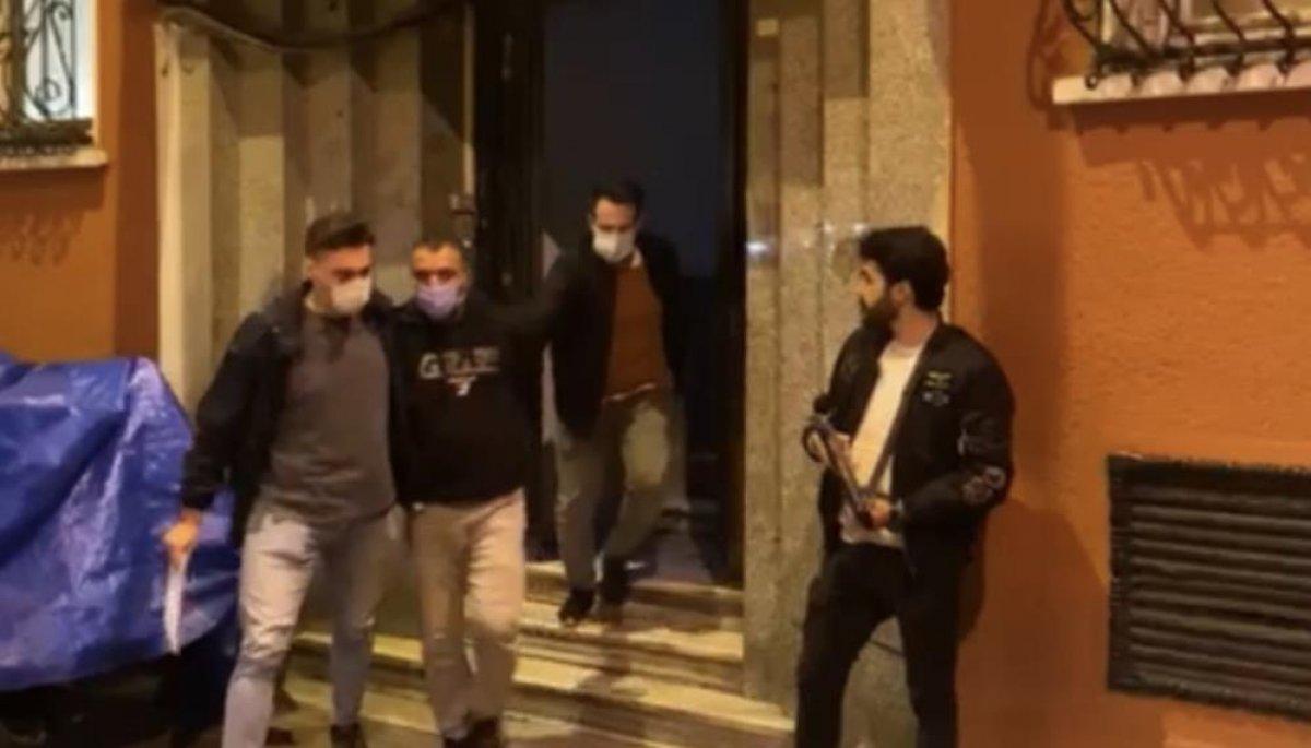 Beyoğlu'nda güven timleri, yakaladığı şüpheliyi linçten kurtardı