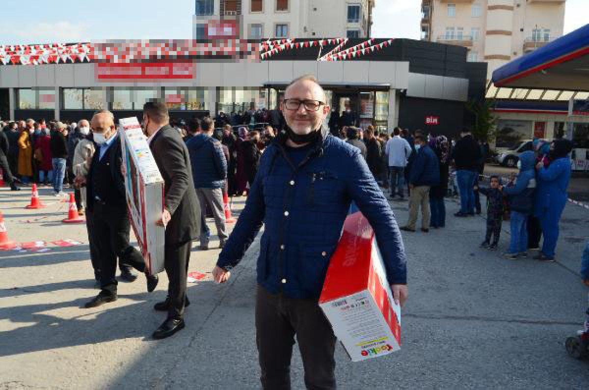 Aksaray’da marketin açılışa özel indirimi, koronavirüsü unutturdu