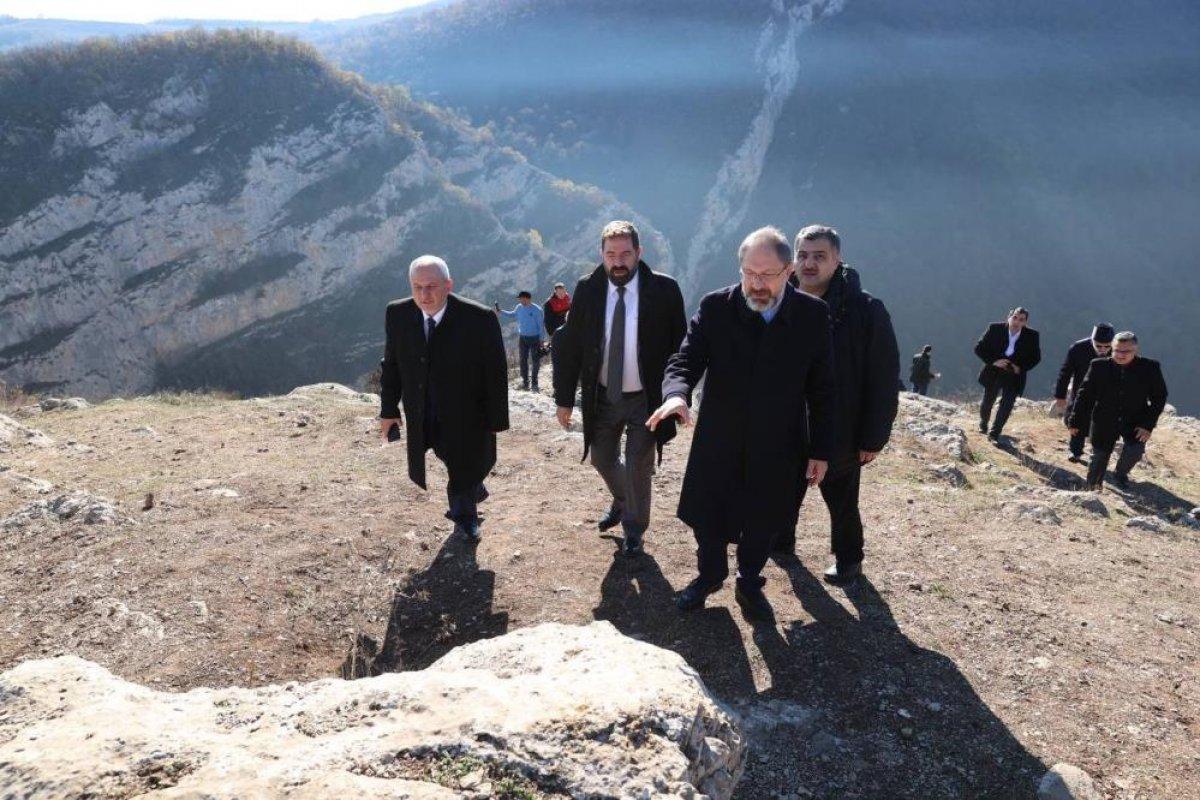 Ali Erbaş'tan Şuşa'da şehitler için dua