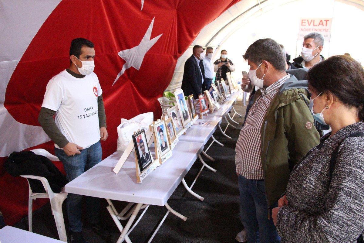 Gurbetçilerden evlat nöbetindeki ailelere ziyaret