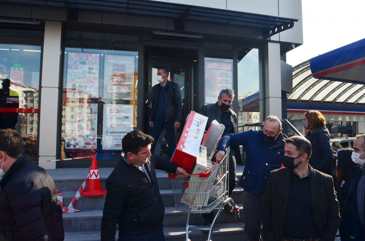 Aksaray’da marketin açılışa özel indirimi, koronavirüsü unutturdu