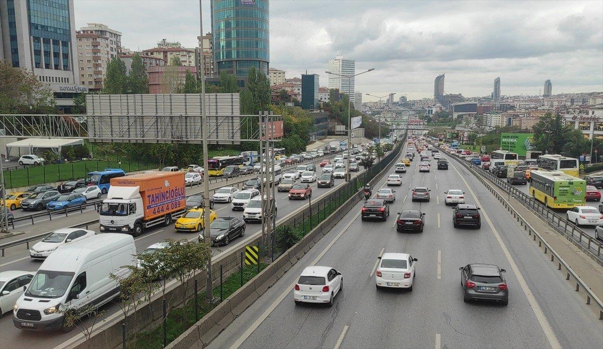 Yarım günlük mesai, İstanbul'da trafiği olumsuz etkiledi