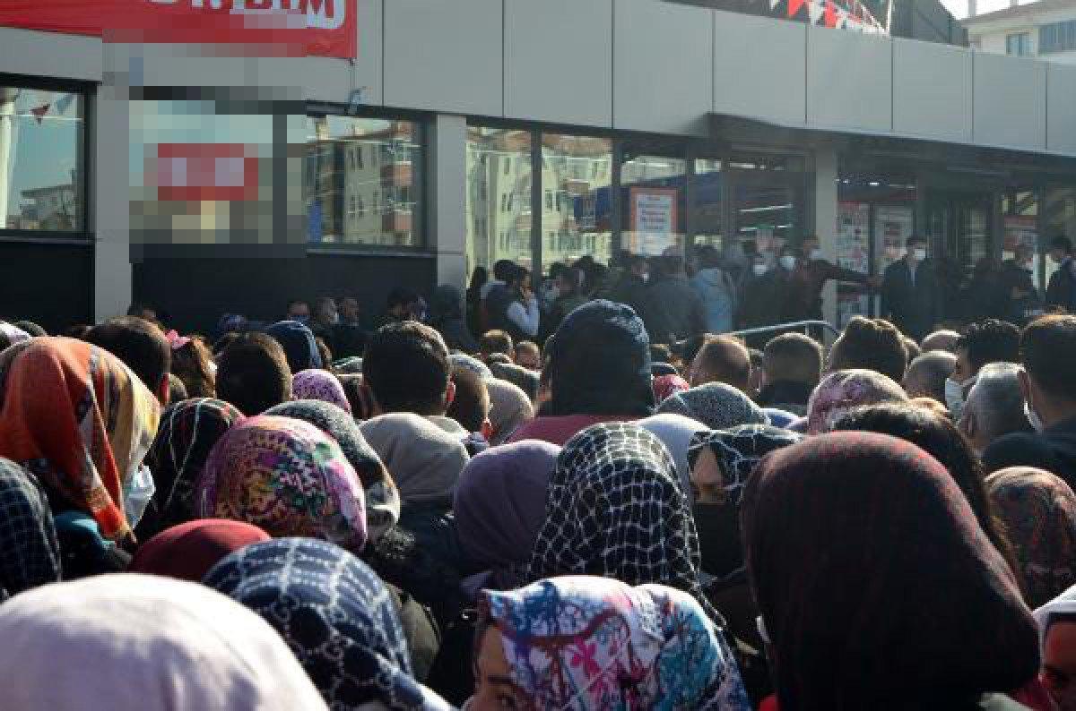 Aksaray’da marketin açılışa özel indirimi, koronavirüsü unutturdu