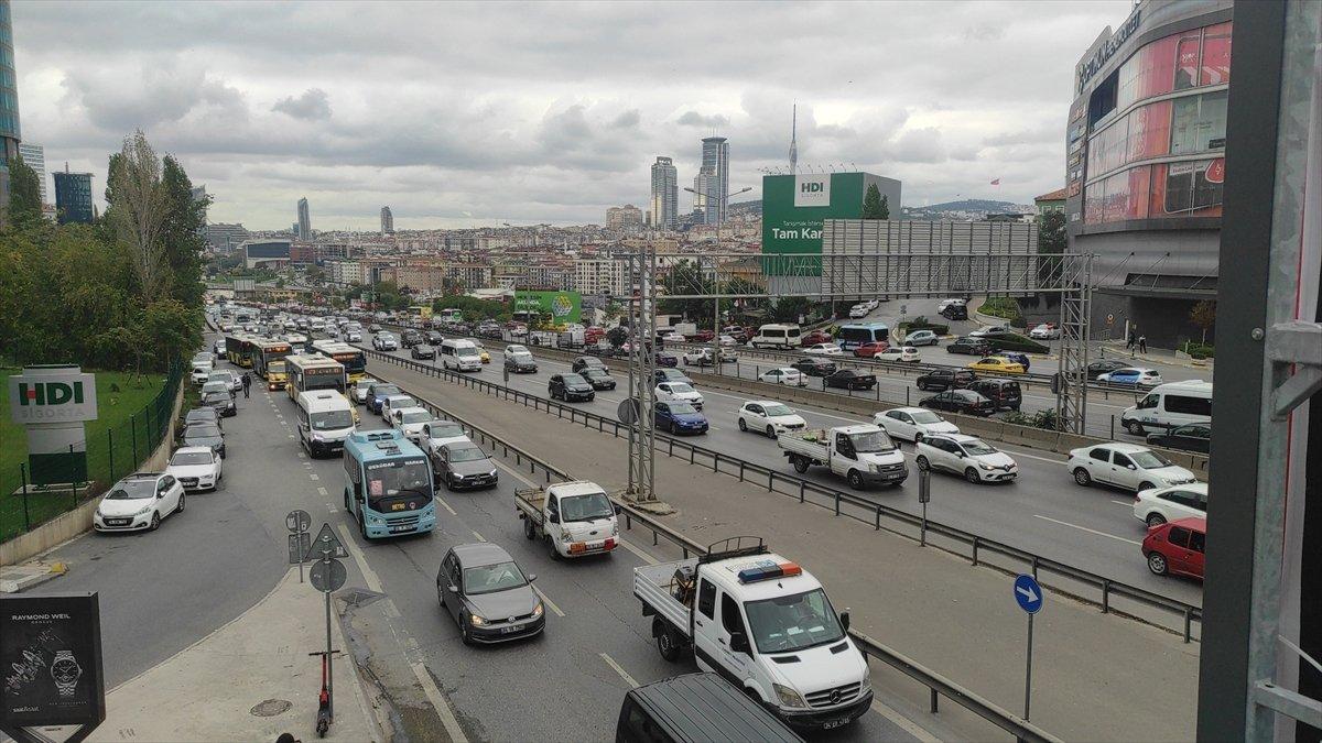 Yarım günlük mesai, İstanbul'da trafiği olumsuz etkiledi