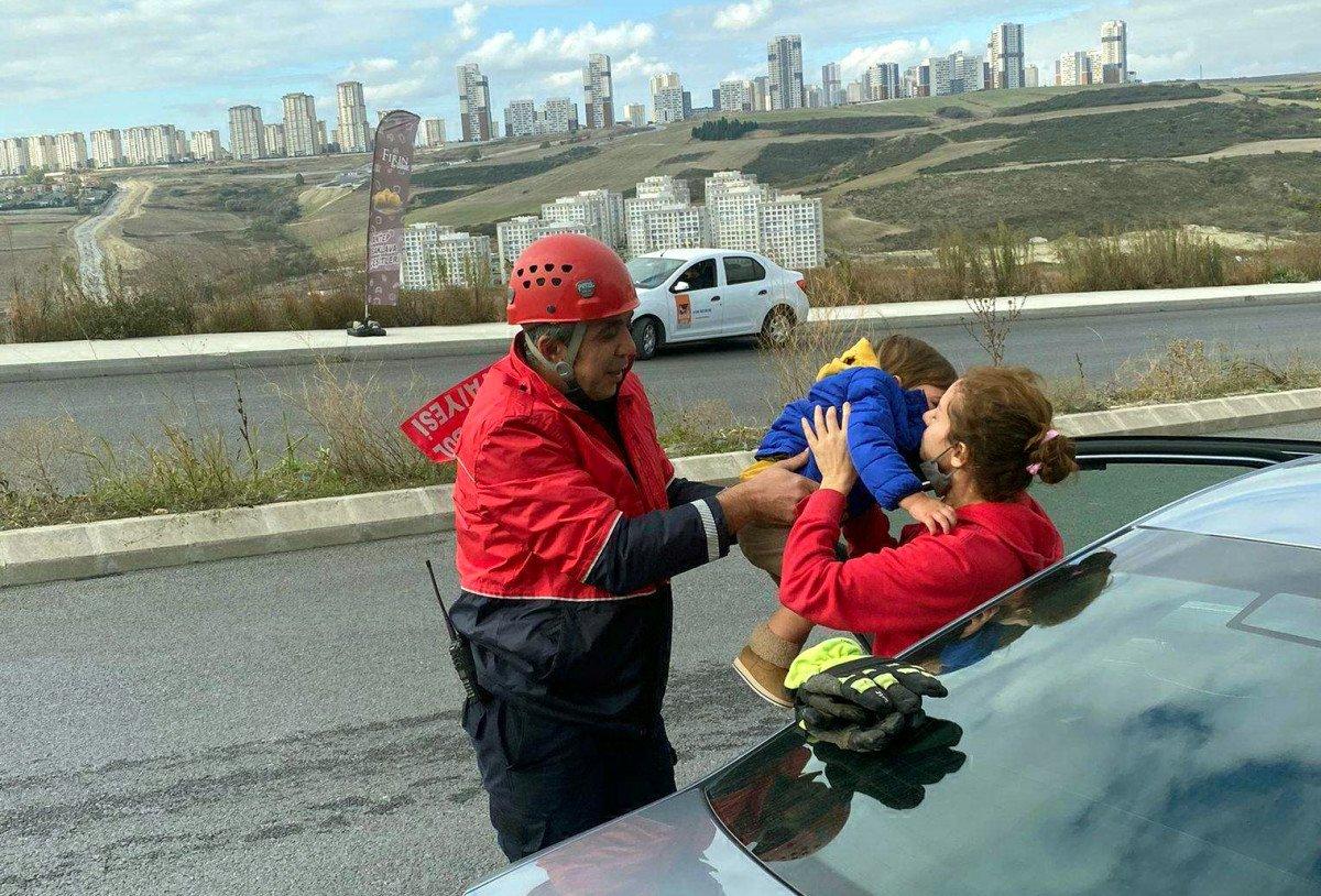 Başakşehir’de otomobilde mahsur kalan 1 yaşındaki çocuk kurtarıldı