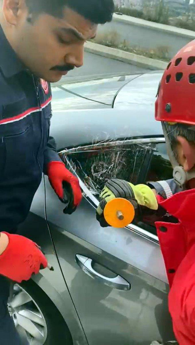 Başakşehir’de otomobilde mahsur kalan 1 yaşındaki çocuk kurtarıldı