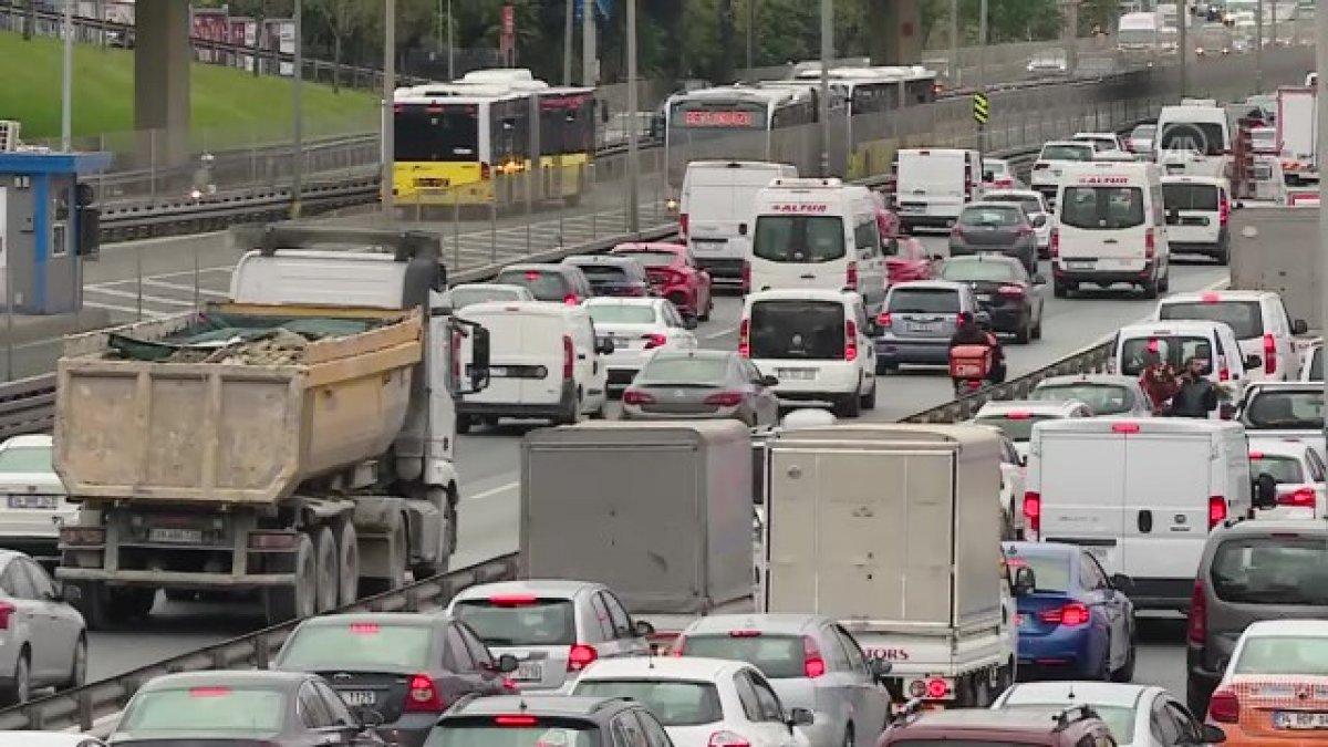 Yarım günlük mesai, İstanbul'da trafiği olumsuz etkiledi