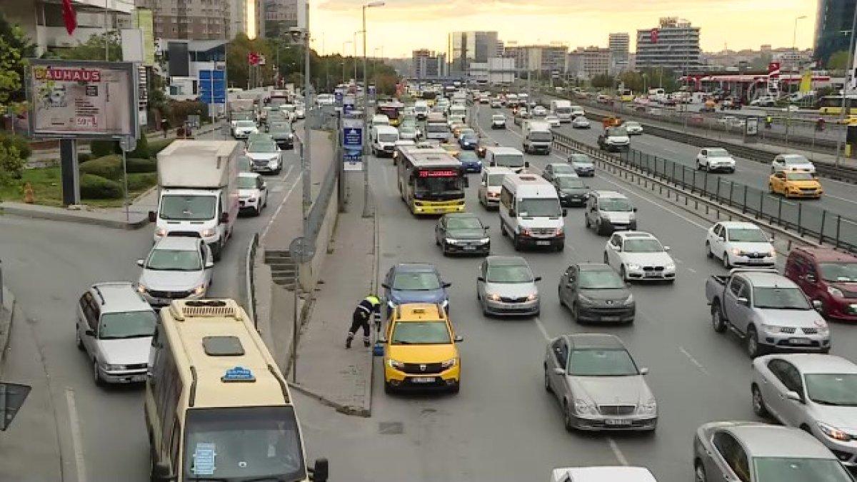 Yarım günlük mesai, İstanbul'da trafiği olumsuz etkiledi