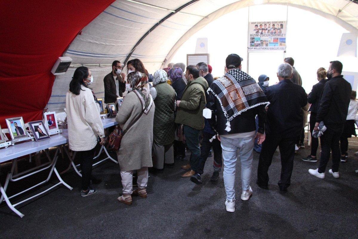 Gurbetçilerden evlat nöbetindeki ailelere ziyaret