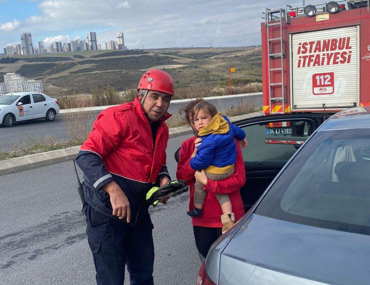 Başakşehir’de otomobilde mahsur kalan 1 yaşındaki çocuk kurtarıldı