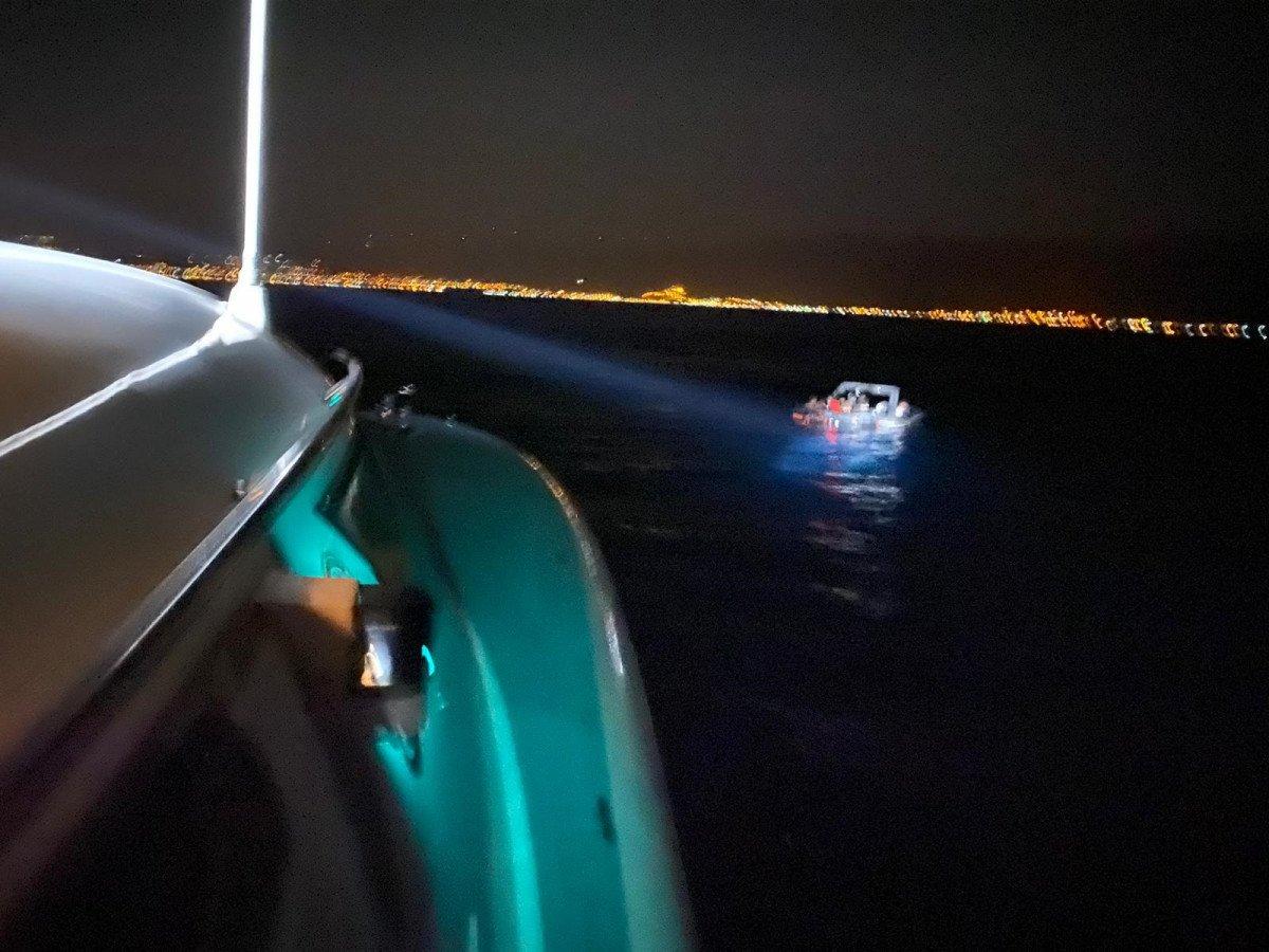 Kuşadası açıklarında 87 kaçak göçmen kurtarıldı