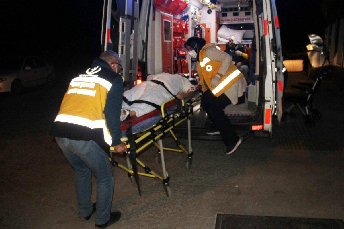 Konya'da minibüs ile otomobil kafa kafaya çarpıştı: 8 yaralı