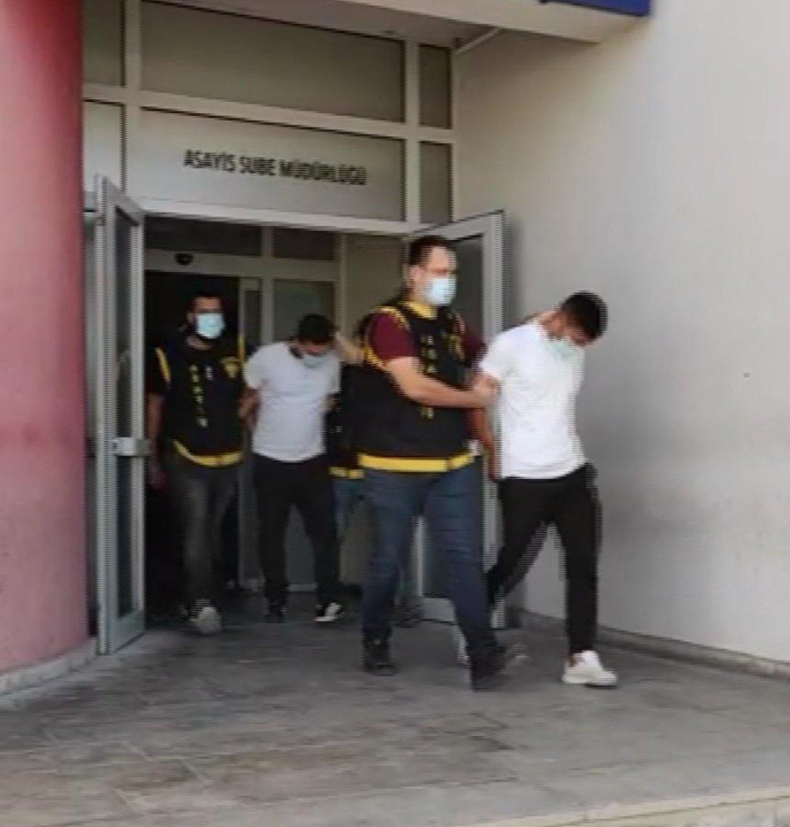 Adana’da çaldıkları otomobille kaza yapınca parçalarını söküp aldılar