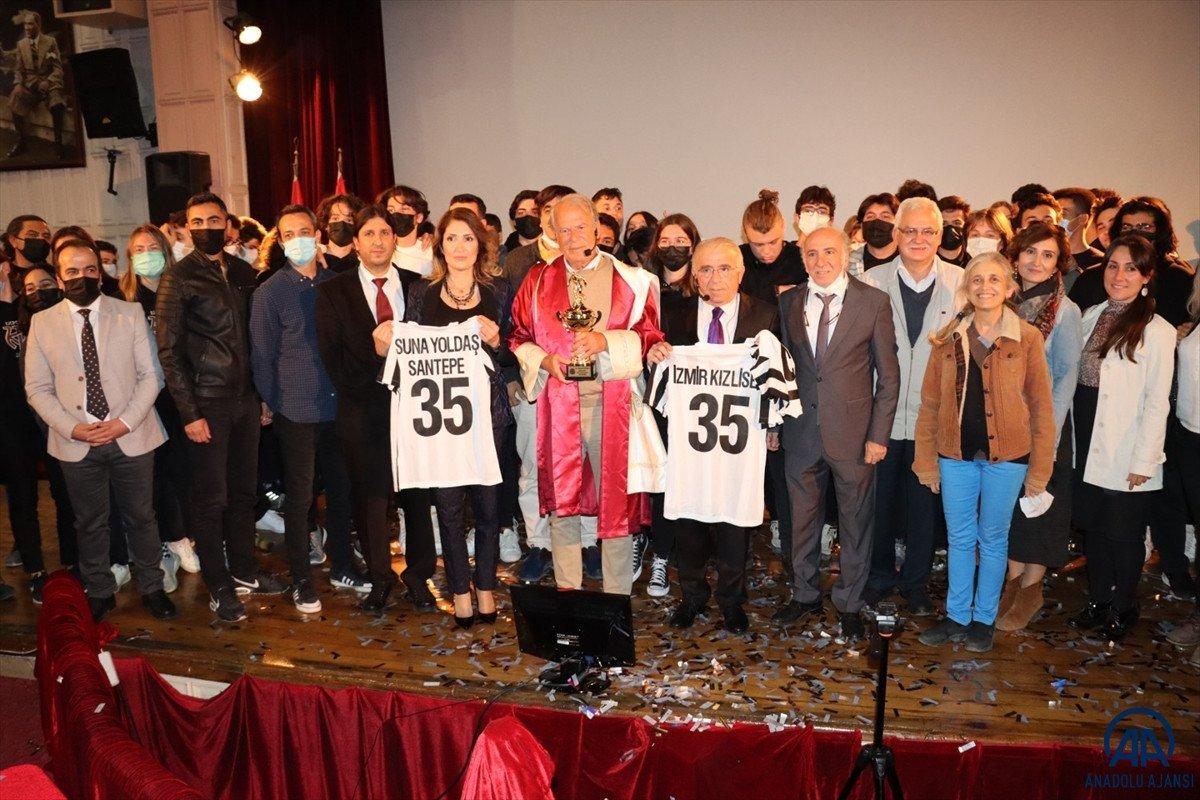 İzmir Kız Lisesi'nden Mustafa Denizli'ye tüm zamanların rol modeli ödülü