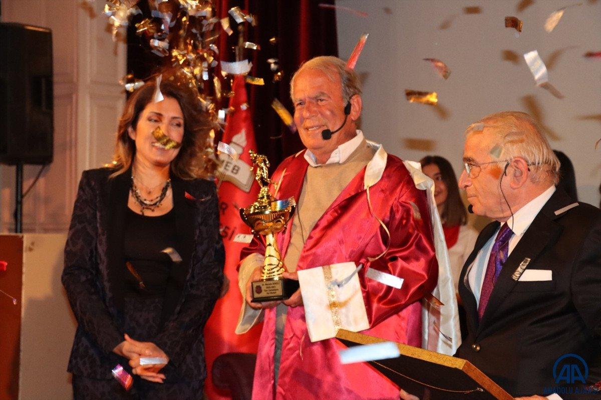 İzmir Kız Lisesi'nden Mustafa Denizli'ye tüm zamanların rol modeli ödülü