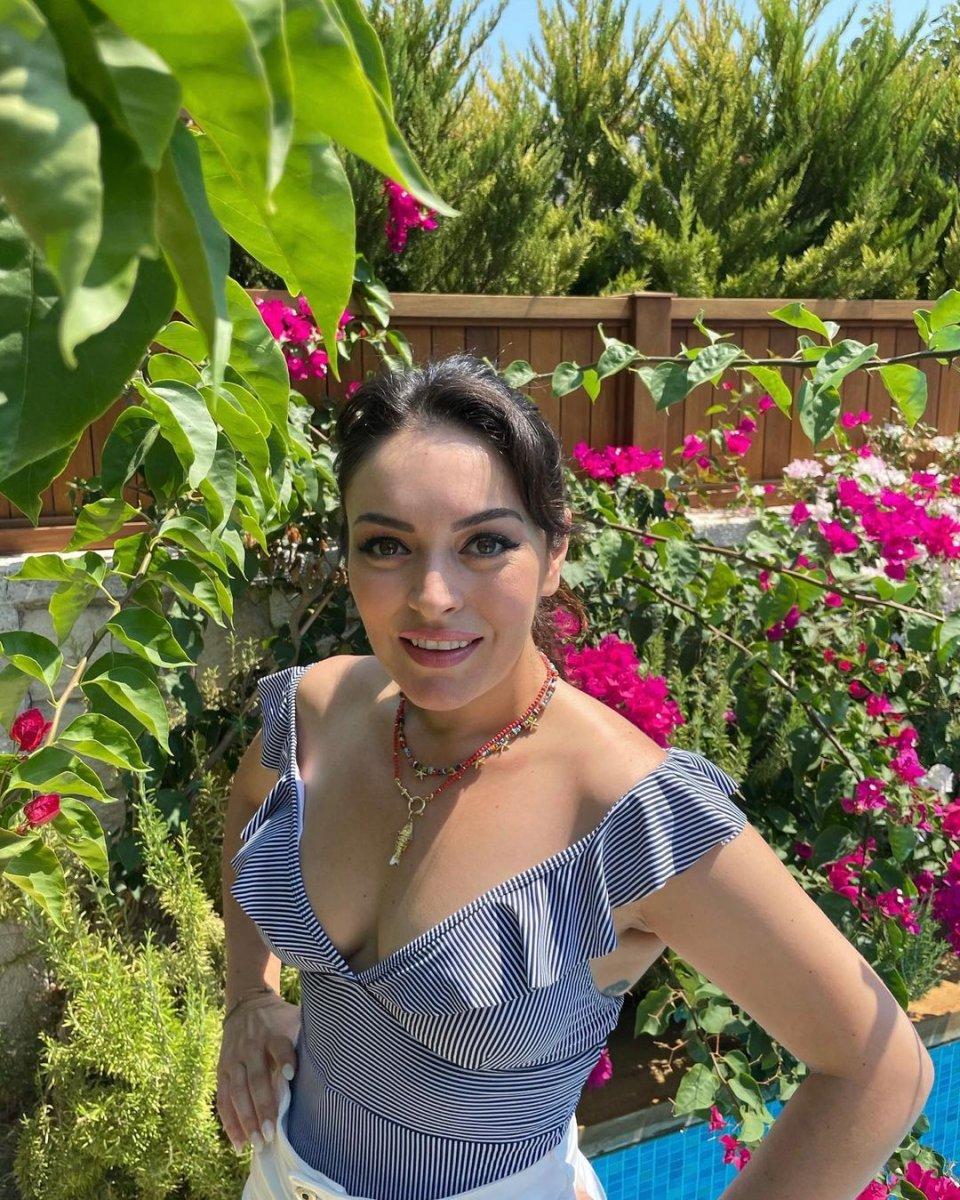 Ezgi Mola, otobüse bindi