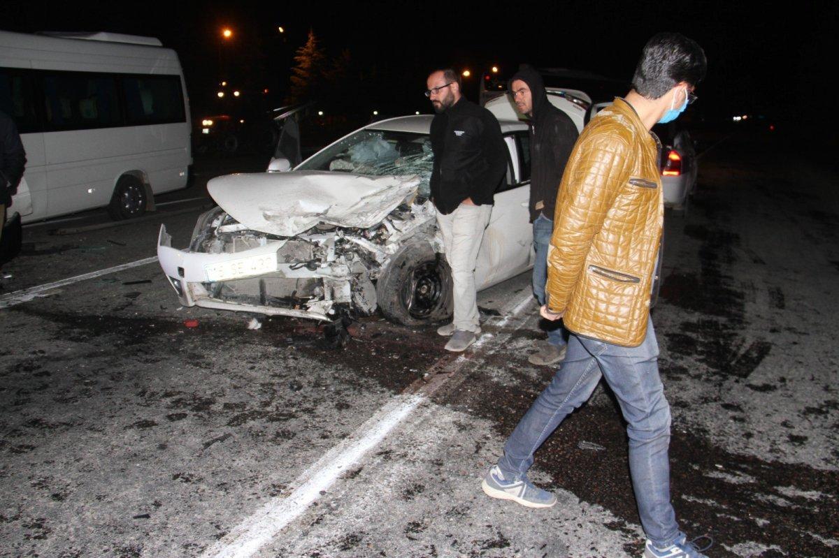 Konya'da minibüs ile otomobil kafa kafaya çarpıştı: 8 yaralı