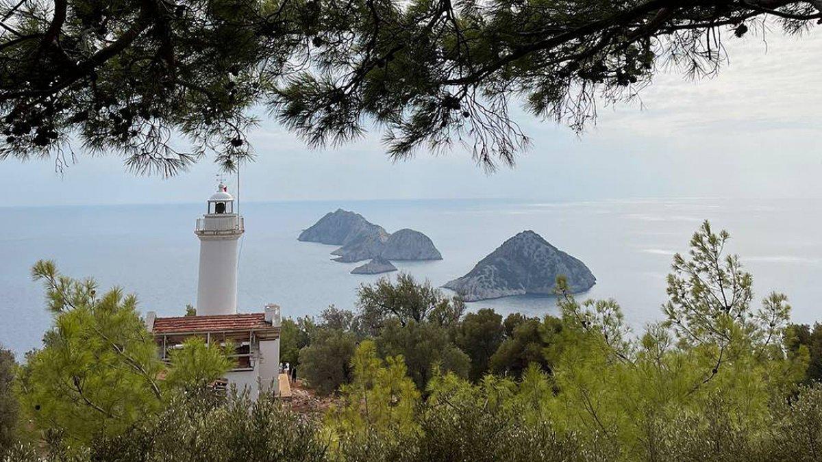 Gelidonya Feneri, turistlerin ilgisini çekiyor