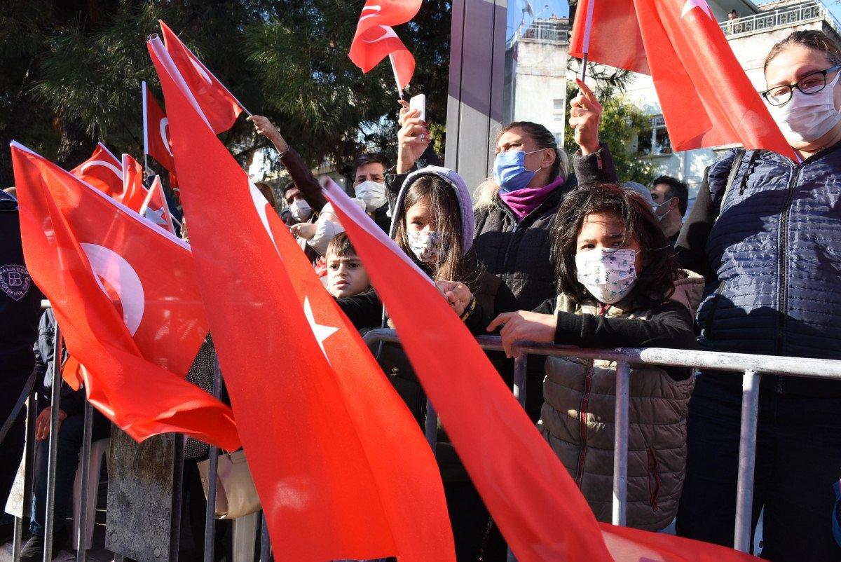 Balıkesir'de 98 kadın '29 Ekim' için zeybek oynadı