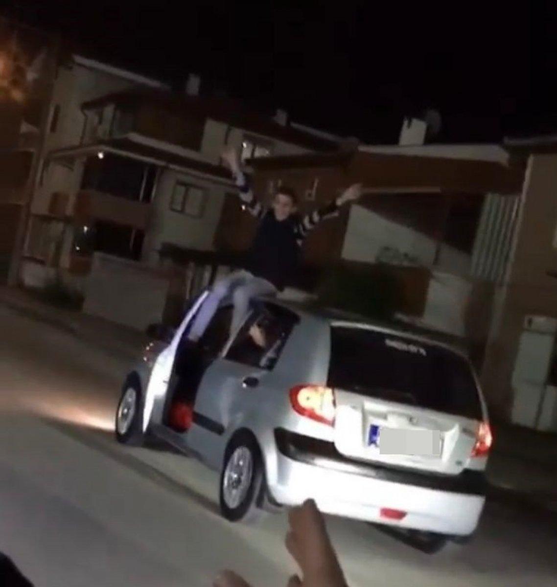 Sakarya'da seyir halindeki otomobilin direksiyonunu bıraktı