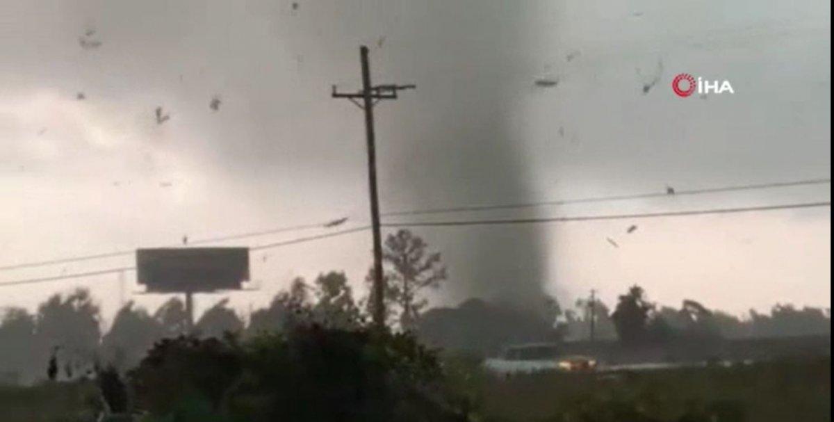 ABD’de kara yolunda çıkan dev hortum kamerada