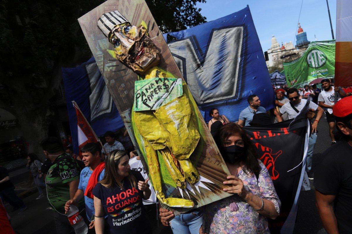 Arjantin'de yüzlerce kişi sokağa döküldü