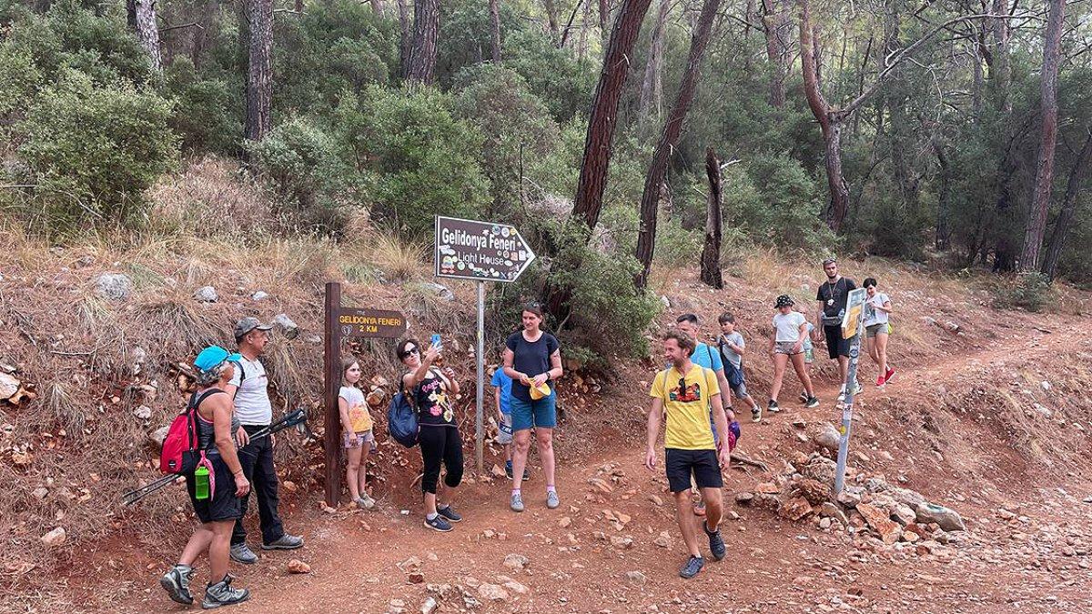 Gelidonya Feneri, turistlerin ilgisini çekiyor
