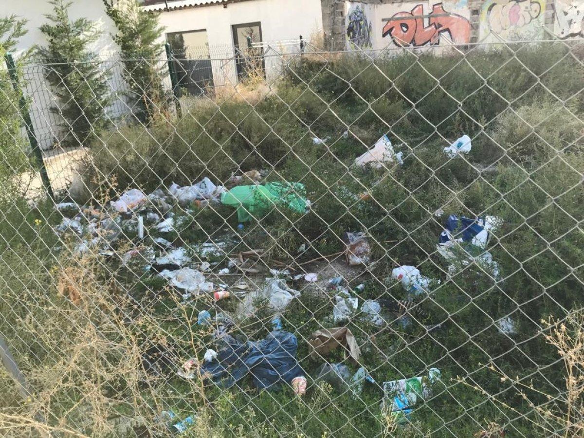 Eskişehir'de boş arazi çöplüğe döndü