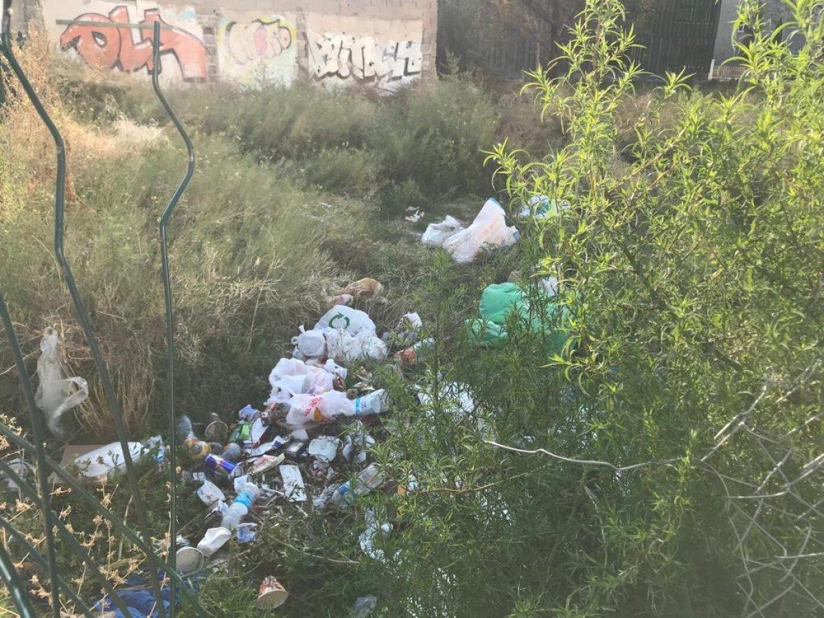 Eskişehir'de boş arazi çöplüğe döndü