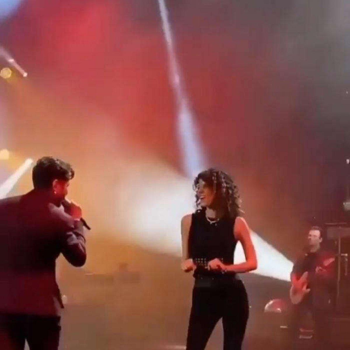 Kenan Doğulu ve Beren Saat sahnede dans etti