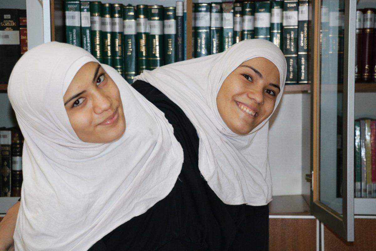 Kahramanmaraş'taki siyam ikizleri kütüphanede çalışmaya başladı